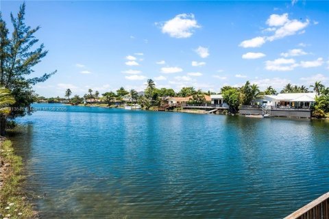 Купить виллу или дом в Майами, Флорида 5 спален, 238.2м2, № 1968620 - фото 7