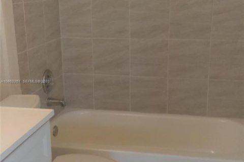 Townhouse in Palm Beach Gardens, Florida 3 bedrooms, 111.48 sq.m. № 2260151 - photo 9