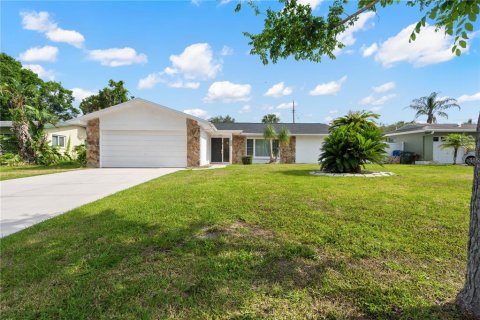 House in Largo, Florida 3 bedrooms, 145.02 sq.m. № 1817270 - photo 1