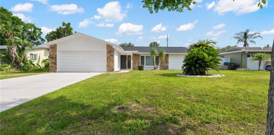 House in Largo, Florida 3 bedrooms, 145.02 sq.m. № 1817270