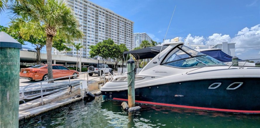 Condo in Sunny Isles Beach, Florida, 3 bedrooms № 1893488