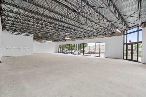 Commercial property in Hollywood, Florida № 1986195 - photo 5