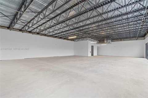 Commercial property in Hollywood, Florida № 1986195 - photo 4