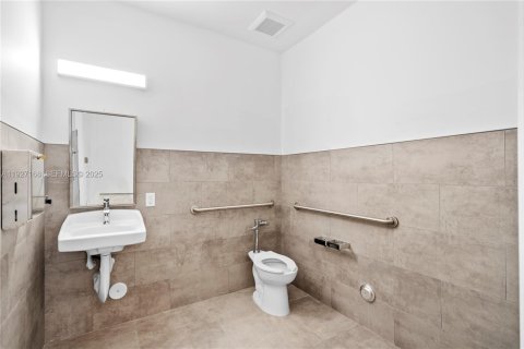 Commercial property in Hollywood, Florida № 1986195 - photo 16