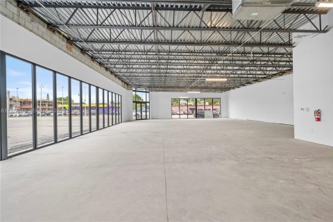 Commercial property in Hollywood, Florida № 1986195 - photo 6