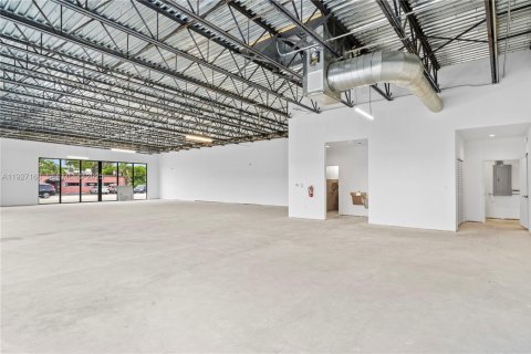 Commercial property in Hollywood, Florida № 1986195 - photo 12