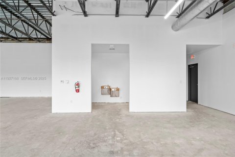 Commercial property in Hollywood, Florida № 1986195 - photo 13