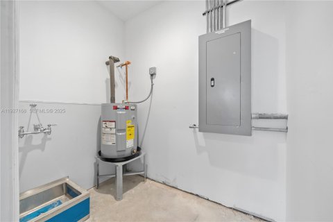 Commercial property in Hollywood, Florida № 1986195 - photo 17