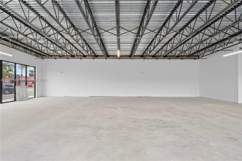 Commercial property in Hollywood, Florida № 1986195 - photo 9