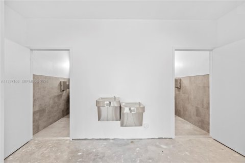 Commercial property in Hollywood, Florida № 1986195 - photo 14