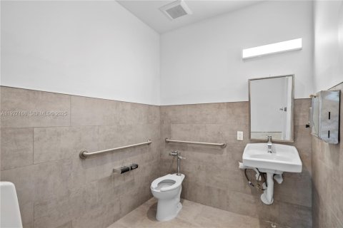 Commercial property in Hollywood, Florida № 1986195 - photo 15