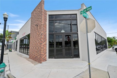 Commercial property in Hollywood, Florida № 1986195 - photo 1