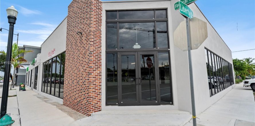 Commercial property in Hollywood, Florida № 1986195