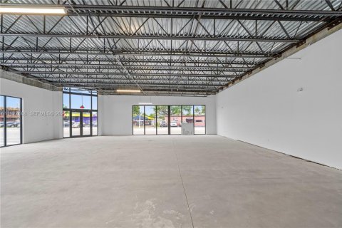 Commercial property in Hollywood, Florida № 1986195 - photo 10