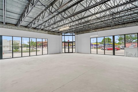 Commercial property in Hollywood, Florida № 1986195 - photo 8