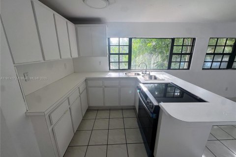 Appartement à louer à Miami, Floride: 1 chambre, 345.04 m2 № 1925694 - photo 3