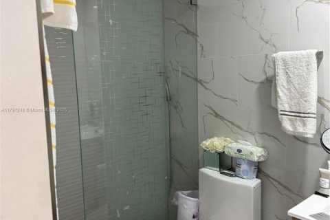Condo in Hialeah, Florida, 2 bedrooms  № 1959639 - photo 8