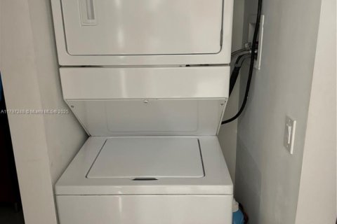 Condo in Hialeah, Florida, 2 bedrooms  № 1959639 - photo 9