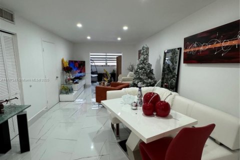 Condo in Hialeah, Florida, 2 bedrooms  № 1959639 - photo 1