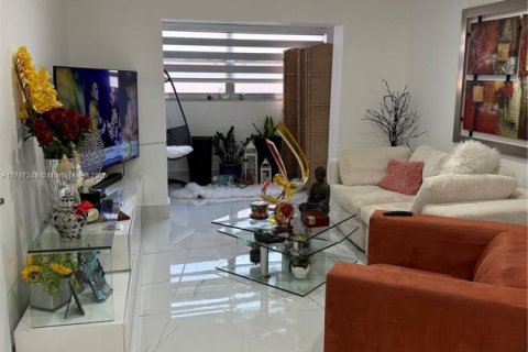 Condo in Hialeah, Florida, 2 bedrooms  № 1959639 - photo 2