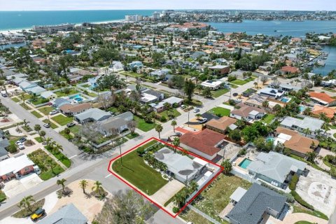 Casa en venta en Saint Pete Beach, Florida, 3 dormitorios, 122.17 m2 № 1846493 - foto 1