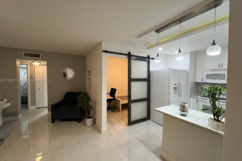 Copropriété à louer à Pembroke Pines, Floride: 1 chambre, 63.55 m2 № 1728837 - photo 14