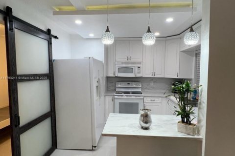 Copropriété à louer à Pembroke Pines, Floride: 1 chambre, 63.55 m2 № 1728837 - photo 1