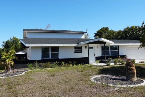 Villa ou maison à vendre à Port Charlotte, Floride: 4 chambres, 213.68 m2 № 2411455 - photo 2