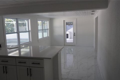 Villa ou maison à vendre à Port Charlotte, Floride: 4 chambres, 213.68 m2 № 2411455 - photo 10