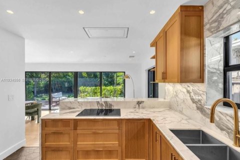 Casa en alquiler en Miami Beach, Florida, 3 dormitorios, 188.41 m2 № 1993262 - foto 3