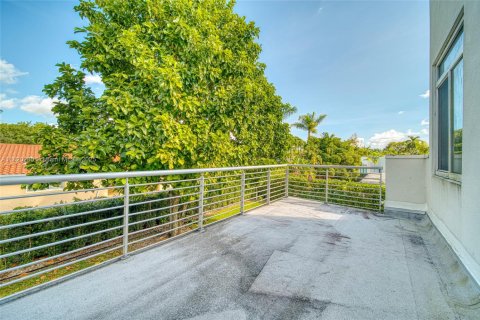 House in Miami, Florida 4 bedrooms, 322.84 sq.m. № 1779454 - photo 22