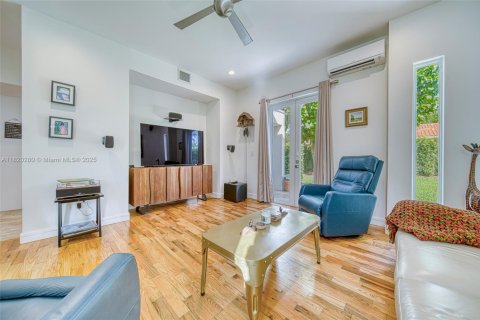 House in Miami, Florida 4 bedrooms, 322.84 sq.m. № 1779454 - photo 12