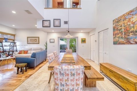 House in Miami, Florida 4 bedrooms, 322.84 sq.m. № 1779454 - photo 6