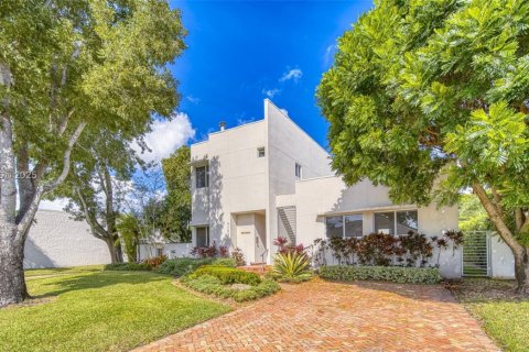 House in Miami, Florida 4 bedrooms, 322.84 sq.m. № 1779454 - photo 2
