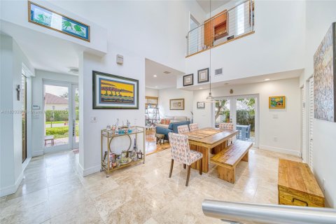House in Miami, Florida 4 bedrooms, 322.84 sq.m. № 1779454 - photo 4