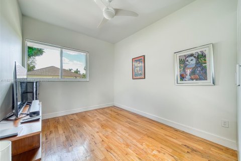 House in Miami, Florida 4 bedrooms, 322.84 sq.m. № 1779454 - photo 14