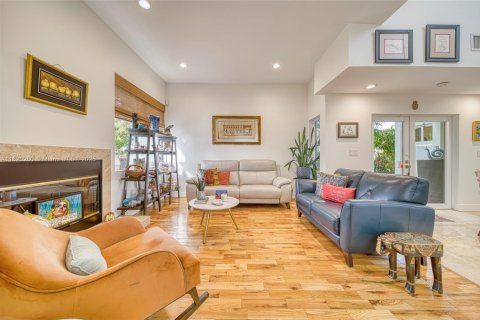 House in Miami, Florida 4 bedrooms, 322.84 sq.m. № 1779454 - photo 7