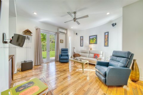 House in Miami, Florida 4 bedrooms, 322.84 sq.m. № 1779454 - photo 13