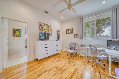 House in Miami, Florida 4 bedrooms, 322.84 sq.m. № 1779454 - photo 26