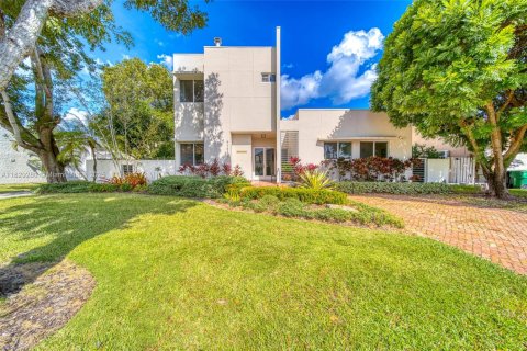 House in Miami, Florida 4 bedrooms, 322.84 sq.m. № 1779454 - photo 3