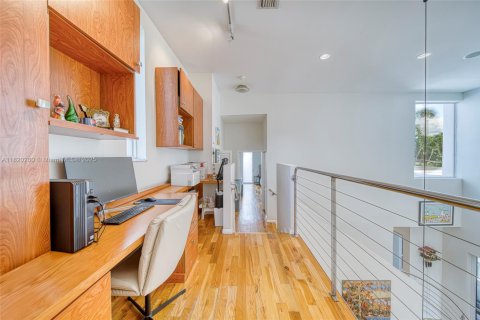 House in Miami, Florida 4 bedrooms, 322.84 sq.m. № 1779454 - photo 19