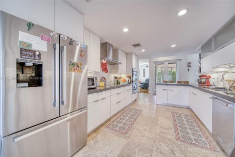 House in Miami, Florida 4 bedrooms, 322.84 sq.m. № 1779454 - photo 11