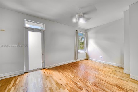 House in Miami, Florida 4 bedrooms, 322.84 sq.m. № 1779454 - photo 20