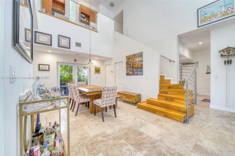 House in Miami, Florida 4 bedrooms, 322.84 sq.m. № 1779454 - photo 8