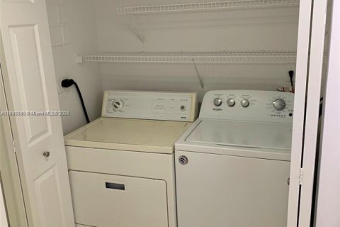 Condo in Pembroke Pines, Florida, 1 bedroom  № 1953802 - photo 7