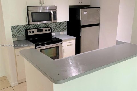 Condo in Pembroke Pines, Florida, 1 bedroom  № 1953802 - photo 3