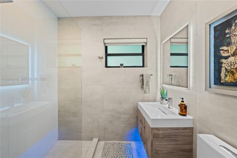 Casa en venta en Miami, Florida, 5 dormitorios, 284 m2 № 2248460 - foto 28