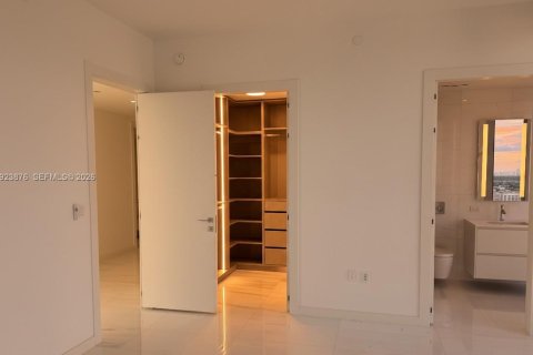 Снять в аренду квартиру в Майами, Флорида 5 спален, 349.13м2, № 1982315 - фото 11