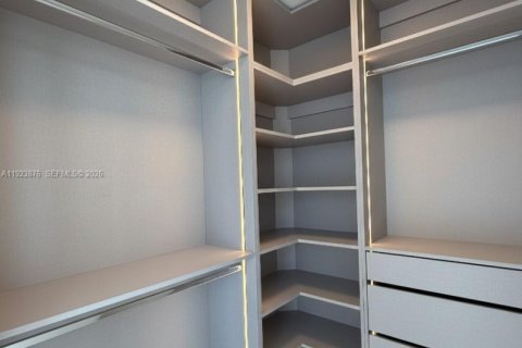 Снять в аренду квартиру в Майами, Флорида 5 спален, 349.13м2, № 1982315 - фото 12