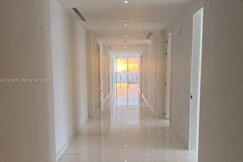 Снять в аренду квартиру в Майами, Флорида 5 спален, 349.13м2, № 1982315 - фото 10